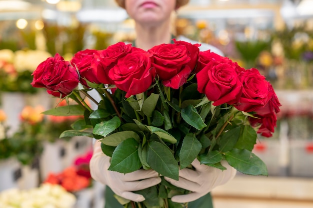 Retrato de mujer con colección de rosas rojas