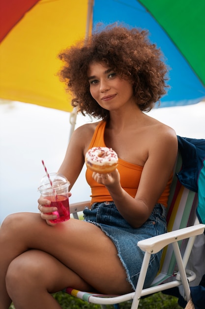 Retrato de mujer comiendo donuts