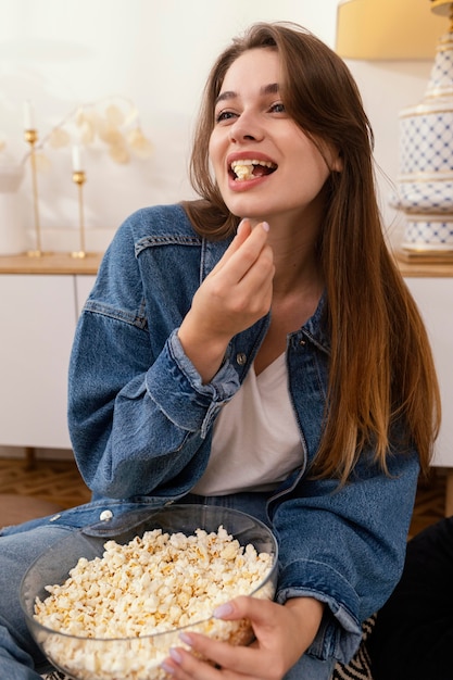 Retrato mujer comiendo palomitas de maíz