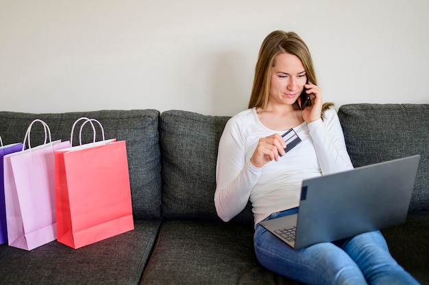 Foto gratuita retrato de mujer de compras en línea desde casa