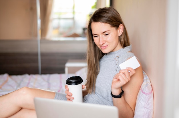 Foto gratuita retrato de mujer de compras online