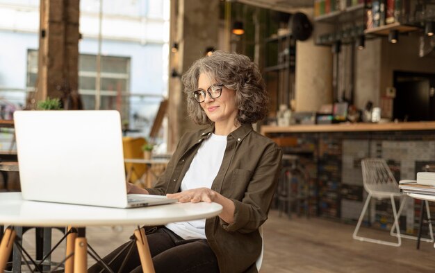 Retrato, mujer, con, computador portatil, trabajando