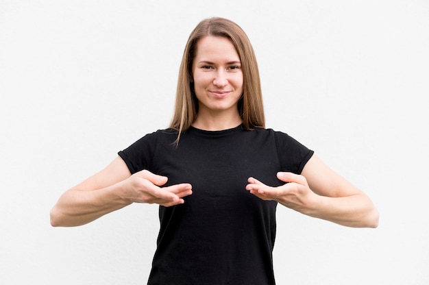 Retrato de mujer comunicarse a través del lenguaje de señas