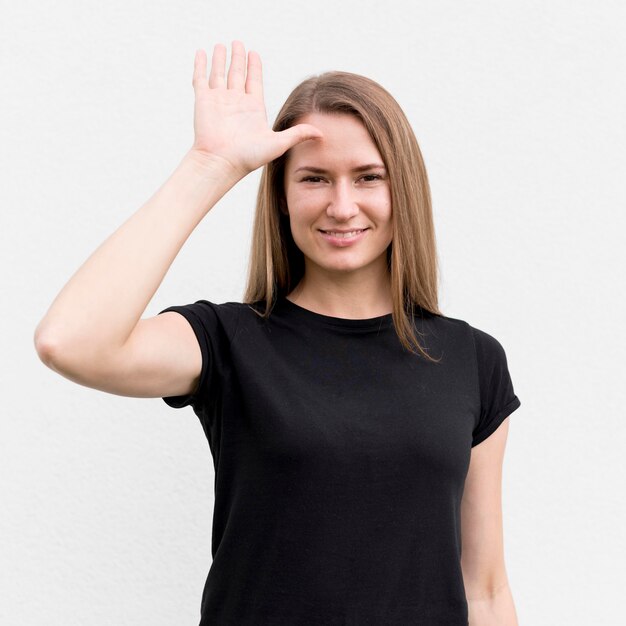 Retrato de mujer comunicarse a través del lenguaje de señas