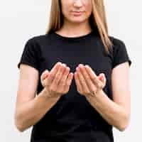 Foto gratuita retrato de mujer comunicarse a través del lenguaje de señas