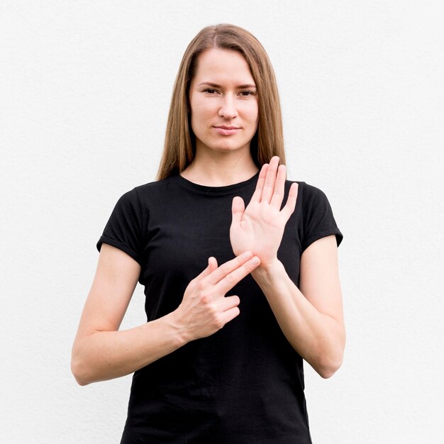 Retrato de mujer comunicarse a través del lenguaje de señas