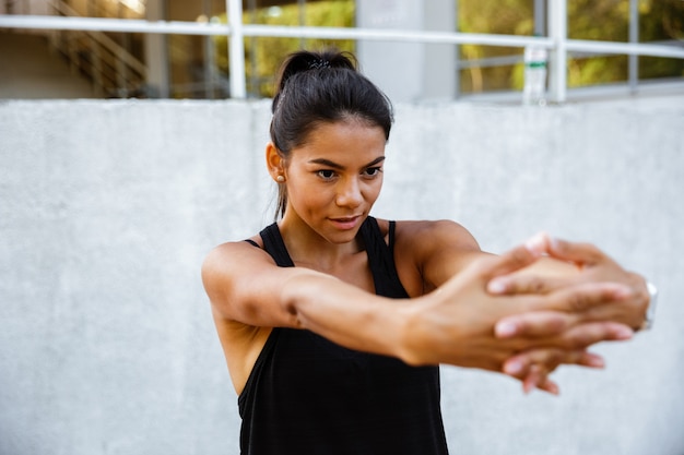 Foto gratuita retrato de una mujer concentrada fitness