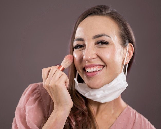 Retrato de mujer con concepto de mascarilla