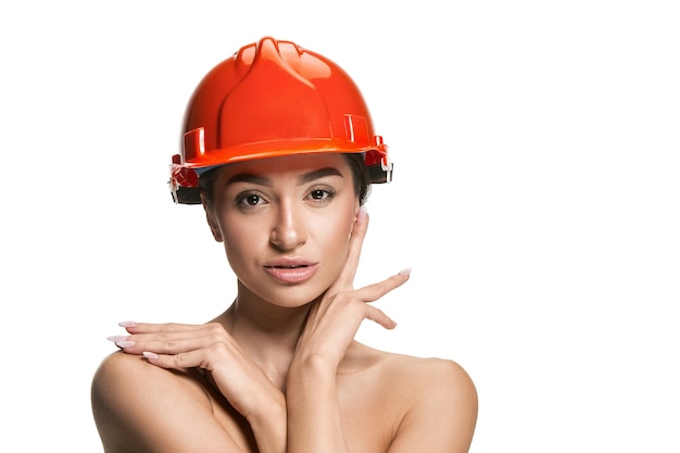 Retrato de mujer confía en trabajador sonriente feliz en casco naranja