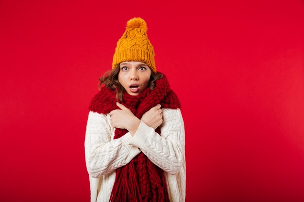 Retrato de una mujer congelada vestida con sombrero de invierno