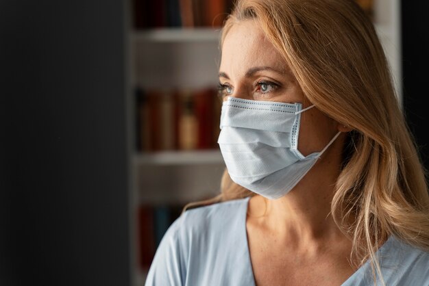 Retrato de mujer consejera con mascarilla en Office