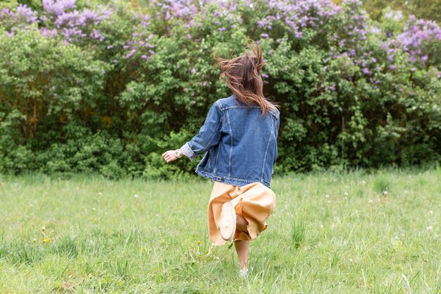 Retrato mujer corriendo naturaleza