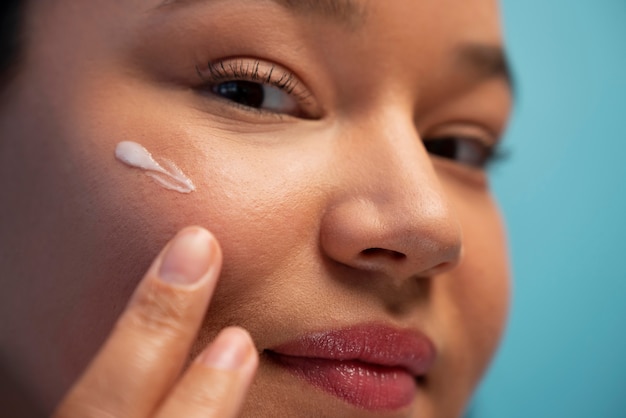 Retrato de mujer con crema hidratante en la cara