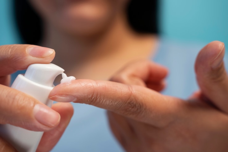 Foto gratuito retrato de mujer con crema hidratante