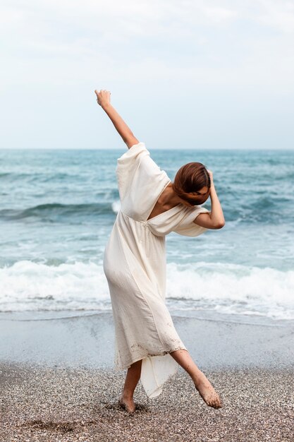 retrato, de, mujer, cubierta, ella, cara, con, pelo, en la playa