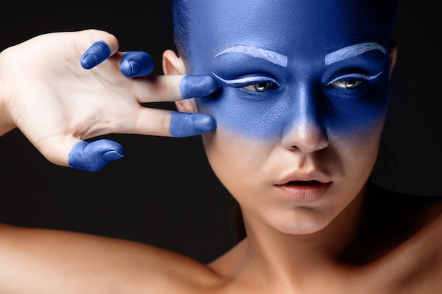 Foto gratuita retrato de una mujer cubierta con maquillaje artístico azul