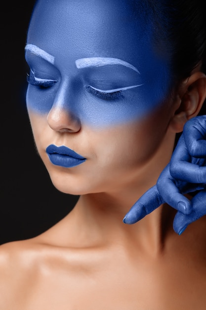 Foto gratuita retrato de una mujer cubierta con pintura azul