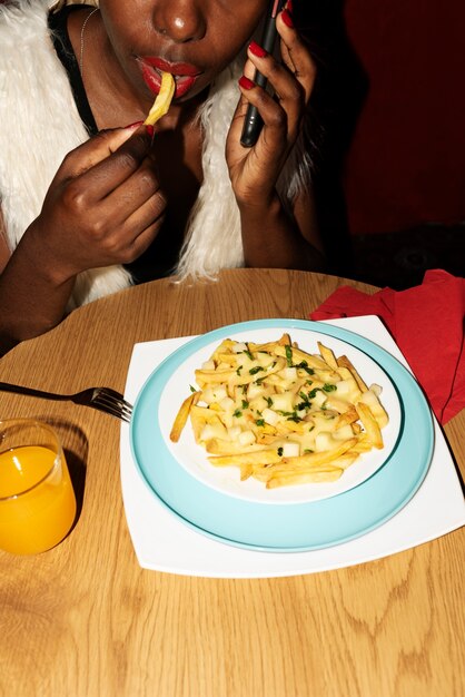 Retrato de mujer con un delicioso plato de poutine