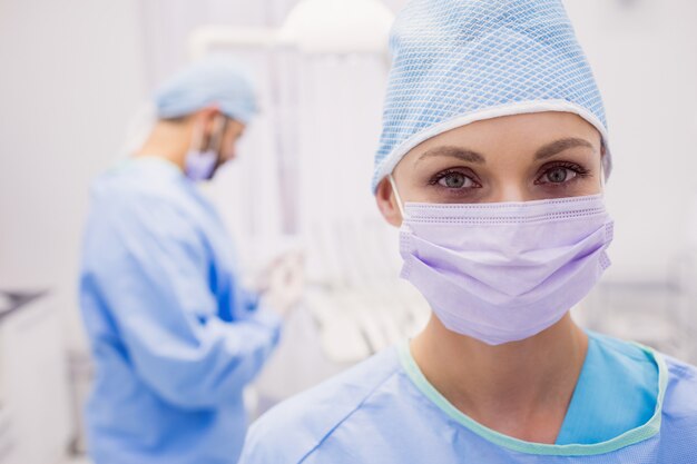 Retrato de mujer dentista con mascarilla quirúrgica