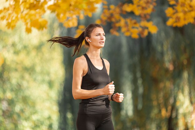 Retrato de mujer deportiva corriendo