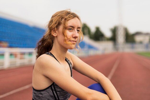 Retrato mujer deportiva hermosa en el estadio