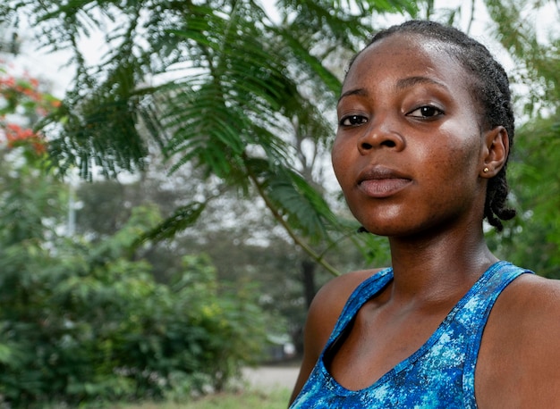 Retrato de mujer deportiva en la naturaleza