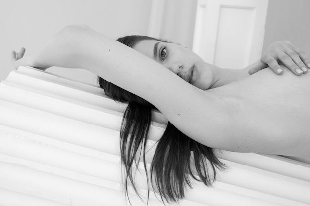 Retrato de mujer desnuda en blanco y negro de vista lateral