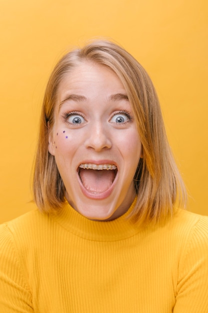 Foto gratuita retrato de mujer con diferentes expresiones faciales en un escenario amarillo