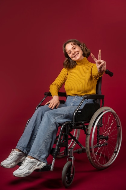 Foto gratuita retrato de mujer discapacitada en silla de ruedas
