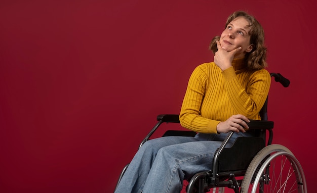 Retrato de mujer discapacitada en silla de ruedas