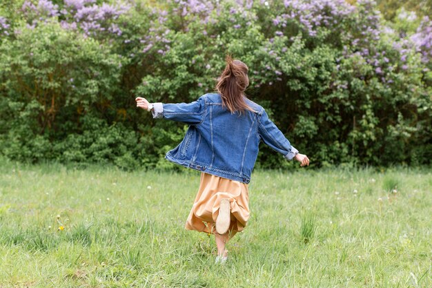 Retrato mujer disfrutando de la naturaleza