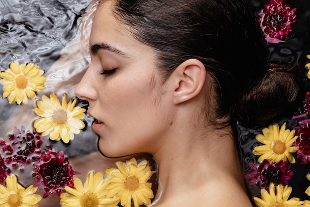 Foto gratuita retrato de mujer disfrutando tratamiento terapéutico