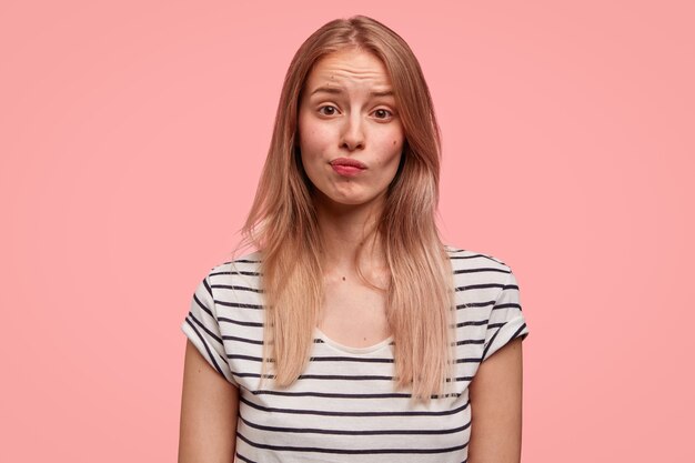 Retrato de mujer disgustada con expresión sombría