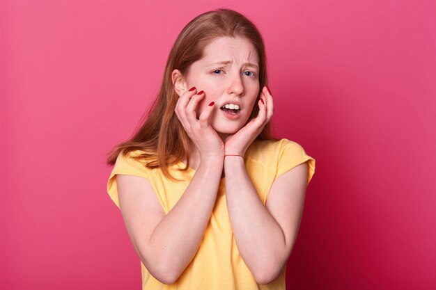 El retrato de una mujer disgustada frunce el ceño cuando ve algo desagradable o desagradable, descontento e infeliz. Concepto de personas y emociones.