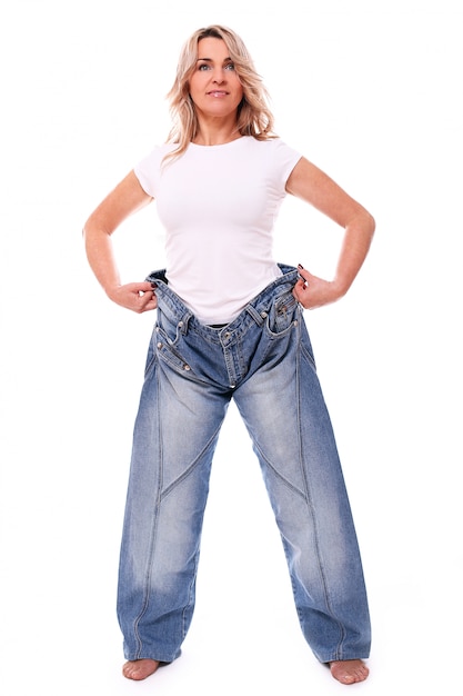 Retrato de mujer de edad feliz vistiendo jeans grandes