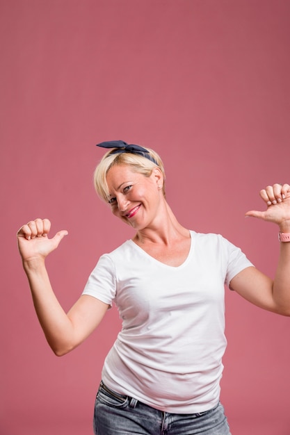 Foto gratuita retrato de mujer de edad media en pose de celebración