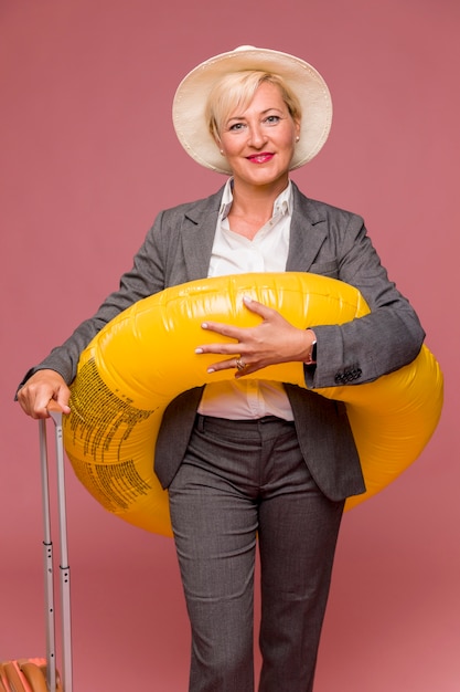 Retrato de mujer de edad media yendo de vacaciones de verano