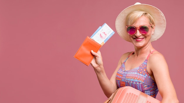 Retrato de mujer de edad media yendo de vacaciones de verano