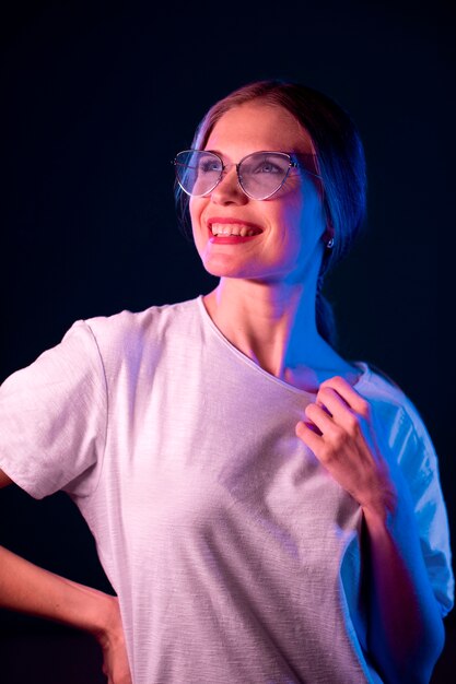 Retrato de mujer con efectos visuales de luces azules.