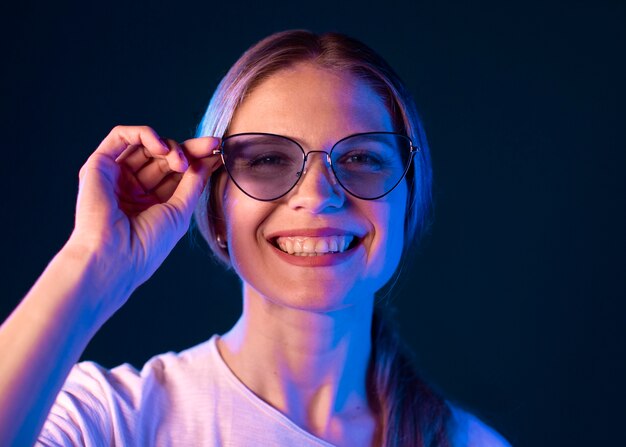 Retrato de mujer con efectos visuales de luces azules.