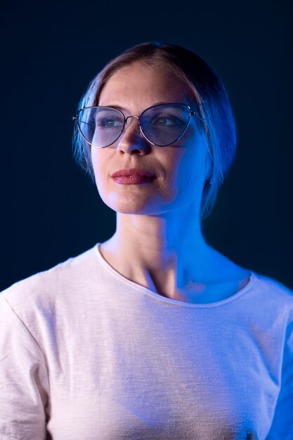 Retrato de mujer con efectos visuales de luces azules.