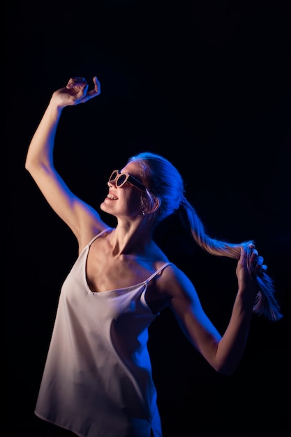 Retrato de mujer con efectos visuales de luces azules.