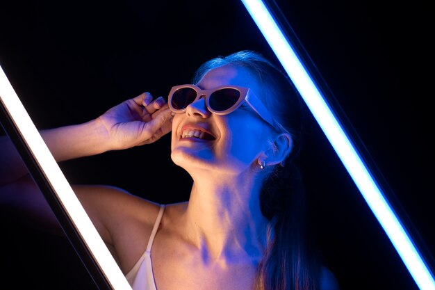Retrato de mujer con efectos visuales de luces azules.