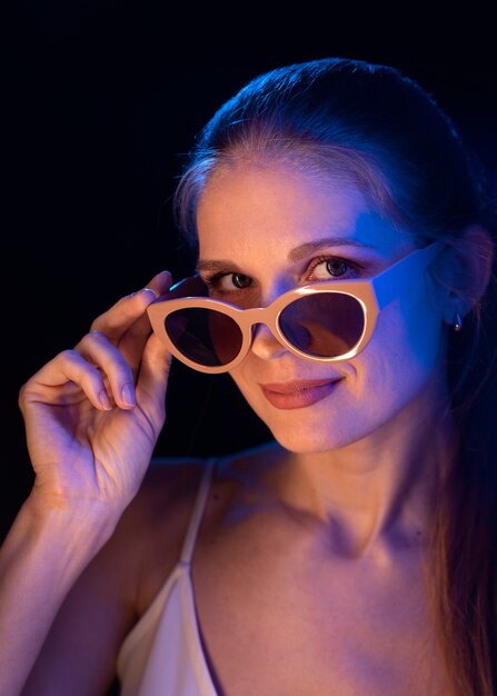 Retrato de mujer con efectos visuales de luces azules.