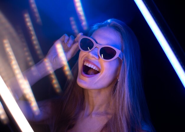 Retrato de mujer con efectos visuales de luces azules.
