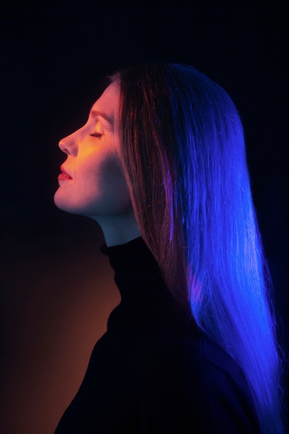 Foto gratuita retrato de mujer con efectos visuales de luces azules.