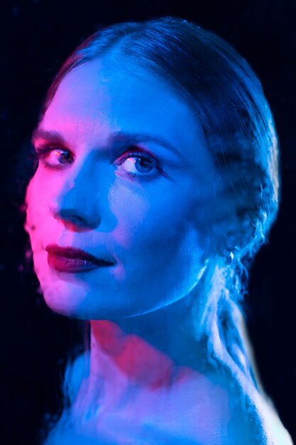 Retrato de mujer con efectos visuales de luces azules.