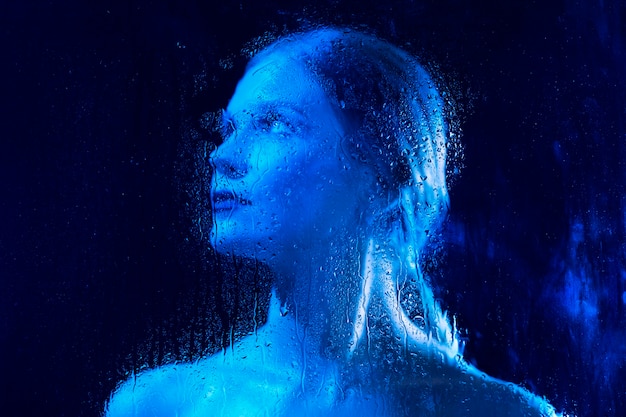 Retrato de mujer con efectos visuales de luces azules.