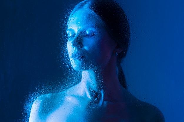 Retrato de mujer con efectos visuales de luces azules.