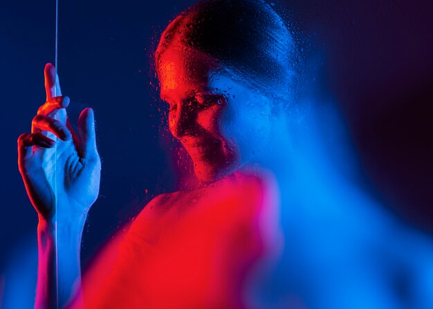 Retrato de mujer con efectos visuales de luces azules.